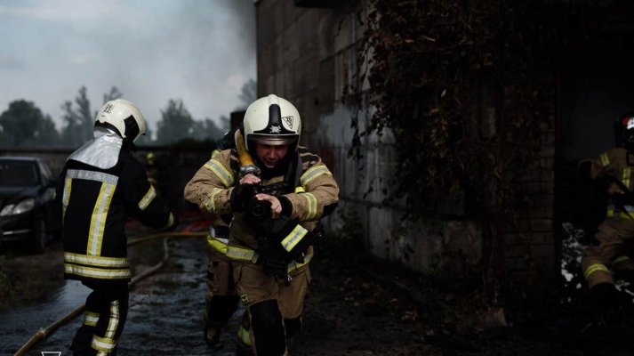 Поблизу Києва уламки безпілотників пошкодили 6 будинків і авто