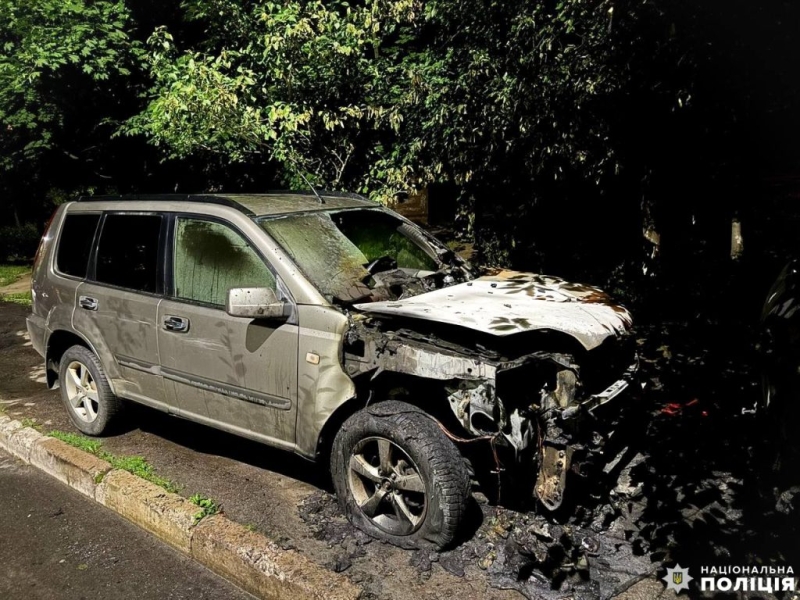 Поліцейські затримали рівнянина, який палив авто військовслужбовців (ВІДЕО)