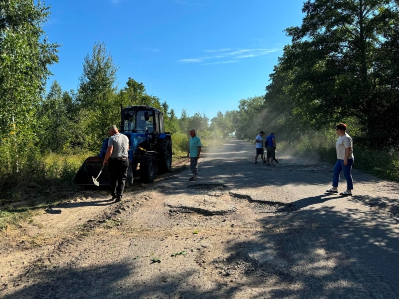 У Карпилівці люди самотужки підлатали ямки на дорозі