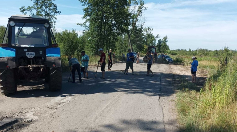 У Карпилівці люди самотужки підлатали ямки на дорозі