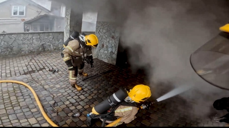 У місті Дубно вогнеборці врятували житлову будівлю від знищення вогнем (ВІДЕО)