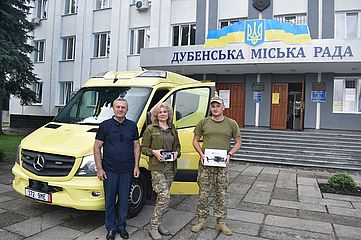 Для воїнів-земляків на передову передали автомобіль швидкої допомоги