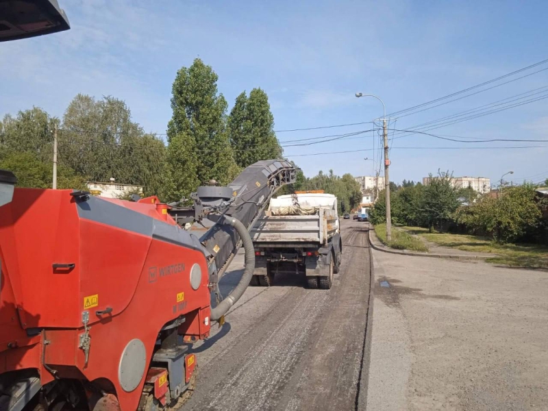 Комунальники у Рівному зрізають напливи на дорогах, що утворилися через аномальну спеку