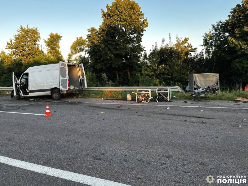 Пасажира витягали з понівеченого авто у Дубенському районі (ФОТО)