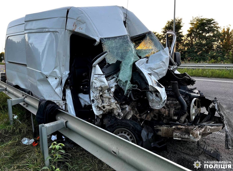 Пасажира витягали з понівеченого авто у Дубенському районі (ФОТО)