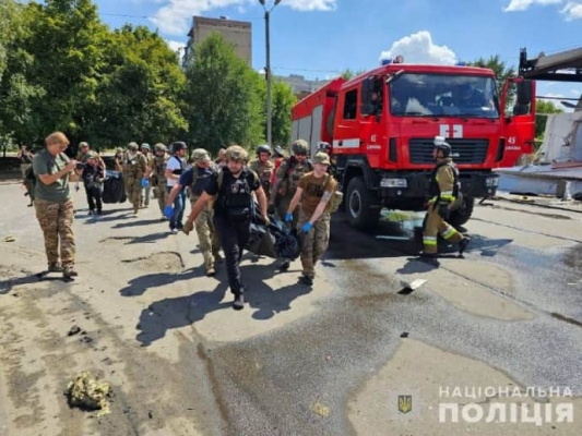 Росіяни вдарили по ТЦ у Костянтинівці: 11 загиблих, 37 поранених, люди під завалами