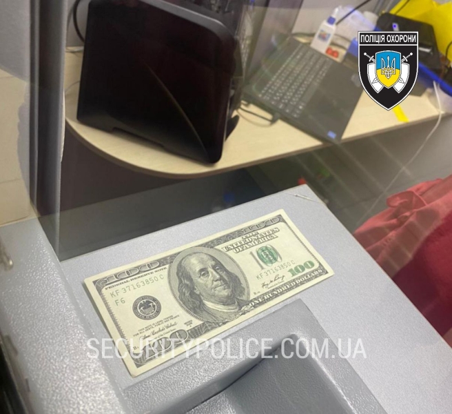 У Рівному жінка намагалась продати фальшиву валюту