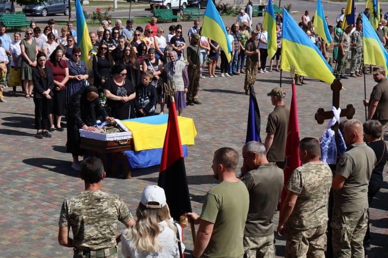 У Сарнах попрощалися з солдатом підрозділу тероборони Валерієм Мулявкою