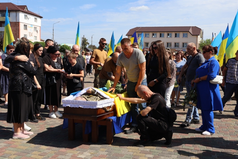 У Сарнах попрощалися з солдатом підрозділу тероборони Валерієм Мулявкою