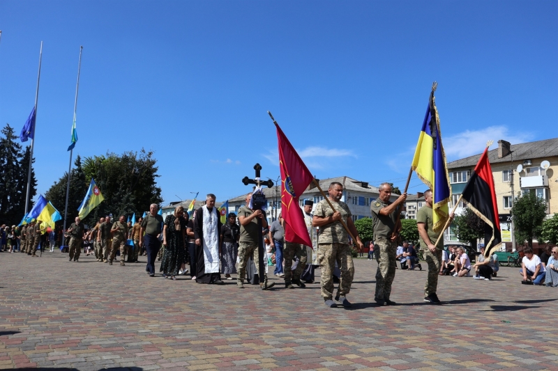 У Сарнах попрощалися з солдатом підрозділу тероборони Валерієм Мулявкою