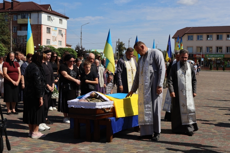 У Сарнах попрощалися з солдатом підрозділу тероборони Валерієм Мулявкою