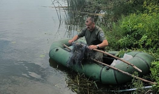 У водоймі на Дубенщині виявили 60 метрів сіток: рибалку оштрафували