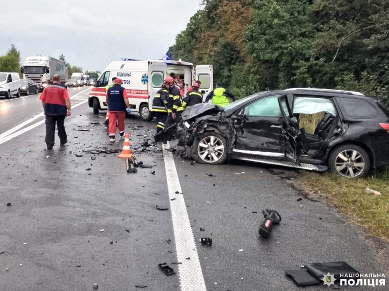 Авто розірвало: у ДТП неподалік Рівного постраждала ціла родина (ФОТО)