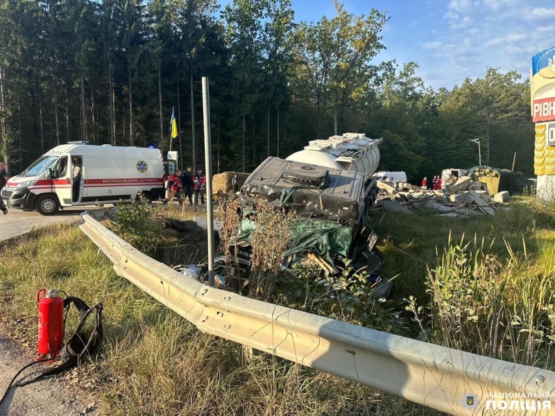 На Рівненщині автоцистерна в'їхала у блокпост — загинув поліцейський із Сарн