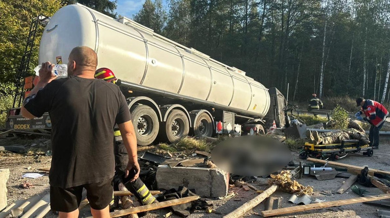 На Рівненщині автоцистерна в'їхала у блокпост — загинув поліцейський із Сарн