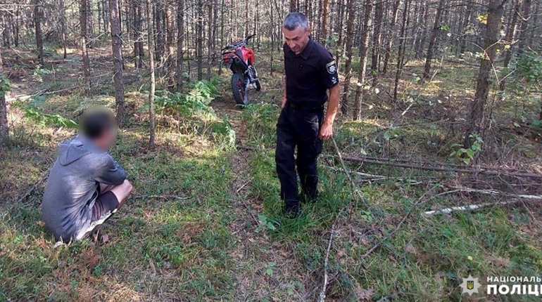 Сховав у лісі: в Сарненському районі місцевий вкрав мотоцикл в односельця