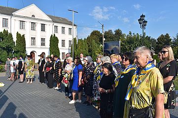 У День пам'яті захисників України долучились до загальнонаціональної хвилини мовчання на Алеї слави