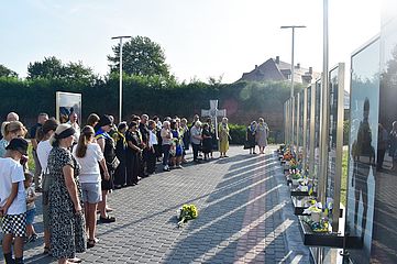 У День пам'яті захисників України долучились до загальнонаціональної хвилини мовчання на Алеї слави