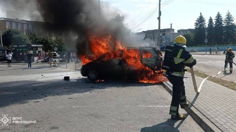 У Сарнах біля АТБ горіло авто: що відомо