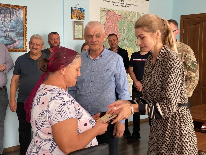 Виховали понад пʼять дітей: жінки із Сарненського району отримали відзнаки «Мати-героїня»