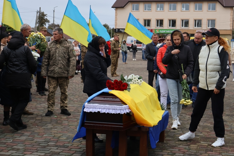 Чекали звістку дев’ять місяців: у Сарнах попрощалися із захисником Сергієм Мостипаном