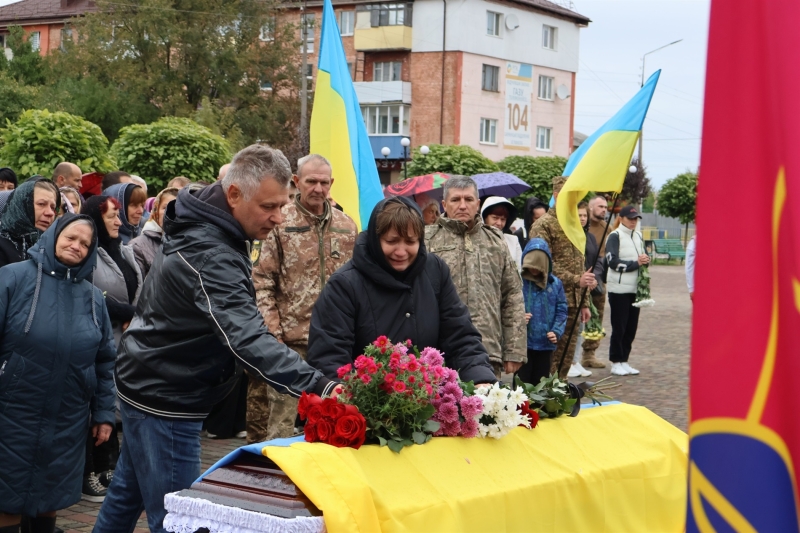 Чекали звістку дев’ять місяців: у Сарнах попрощалися із захисником Сергієм Мостипаном