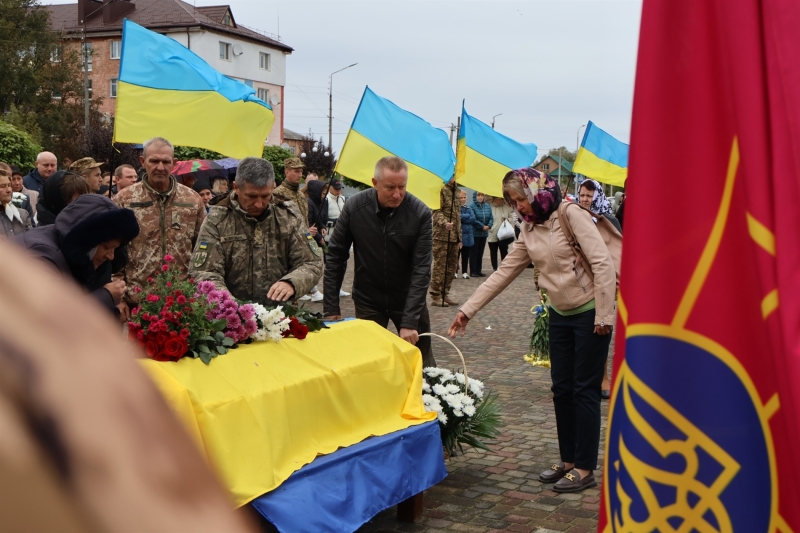 Чекали звістку дев’ять місяців: у Сарнах попрощалися із захисником Сергієм Мостипаном