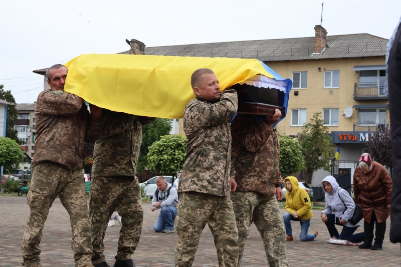 Чекали звістку дев’ять місяців: у Сарнах попрощалися із захисником Сергієм Мостипаном