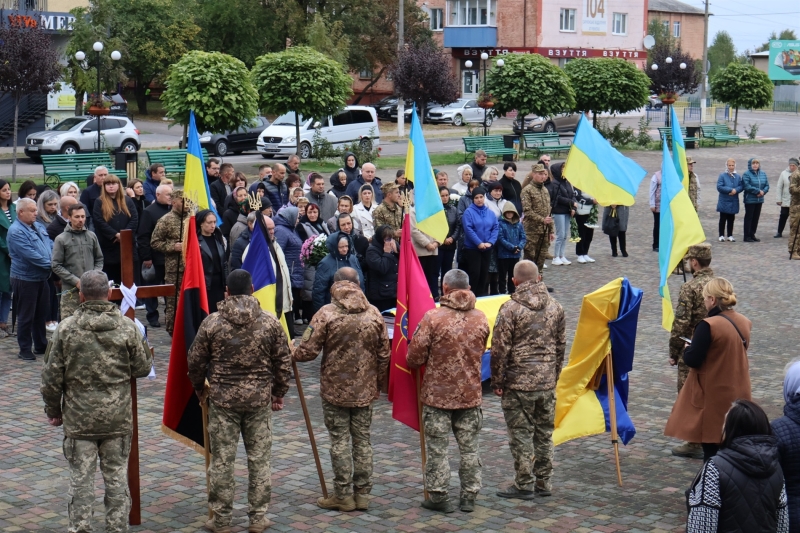 Чекали звістку дев’ять місяців: у Сарнах попрощалися із захисником Сергієм Мостипаном