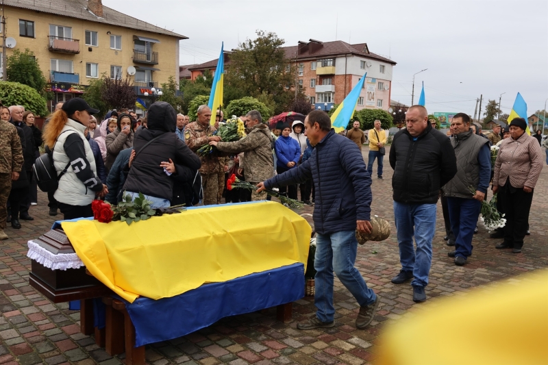 Чекали звістку дев’ять місяців: у Сарнах попрощалися із захисником Сергієм Мостипаном