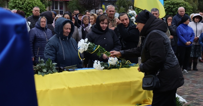 Чекали звістку дев’ять місяців: у Сарнах попрощалися із захисником Сергієм Мостипаном