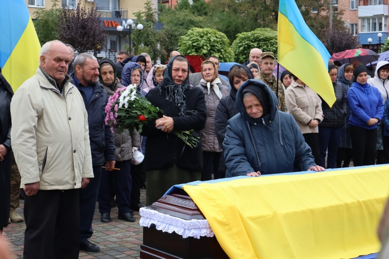 Чекали звістку дев’ять місяців: у Сарнах попрощалися із захисником Сергієм Мостипаном