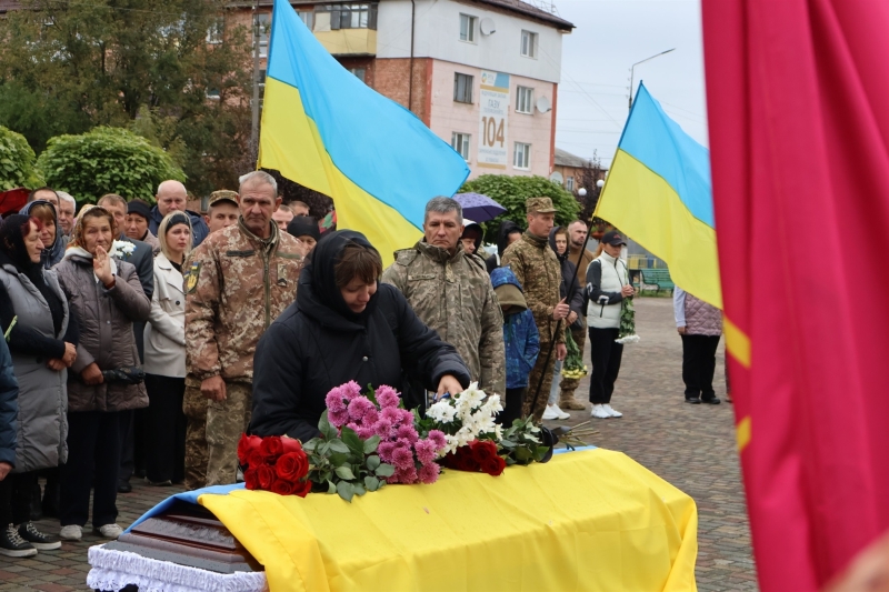 Чекали звістку дев’ять місяців: у Сарнах попрощалися із захисником Сергієм Мостипаном