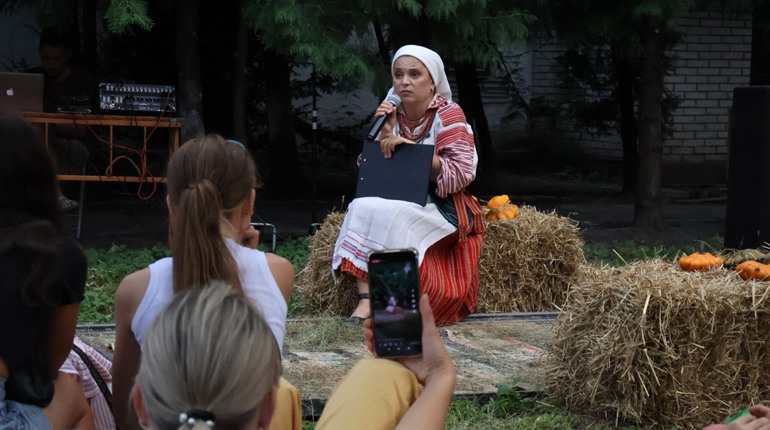 «Переймайте від бабусь усе»: фольклористка Любов Сорока із Сарн про пісні й експедиції селами