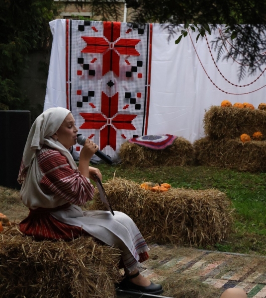 «Переймайте від бабусь усе»: фольклористка Любов Сорока із Сарн про пісні й експедиції селами