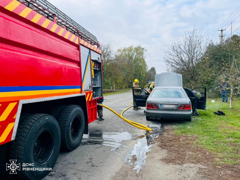 Поблизу Дубна горів автомобіль