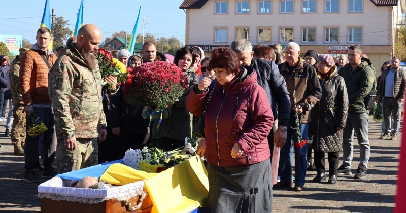 У Сарнах попрощалися з 35-річним воїном Сергієм Боровиком