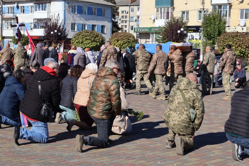 У Сарнах попрощалися з 35-річним воїном Сергієм Боровиком