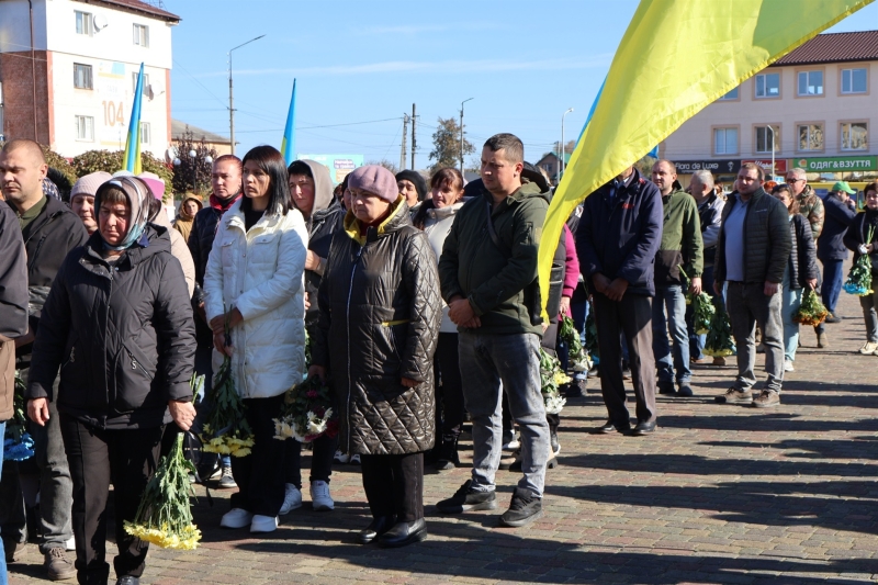 У Сарнах попрощалися з 35-річним воїном Сергієм Боровиком