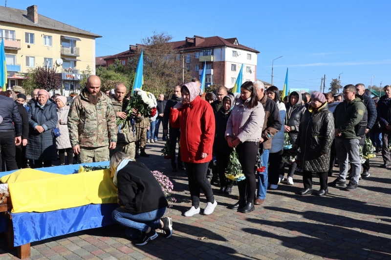 У Сарнах попрощалися з 35-річним воїном Сергієм Боровиком