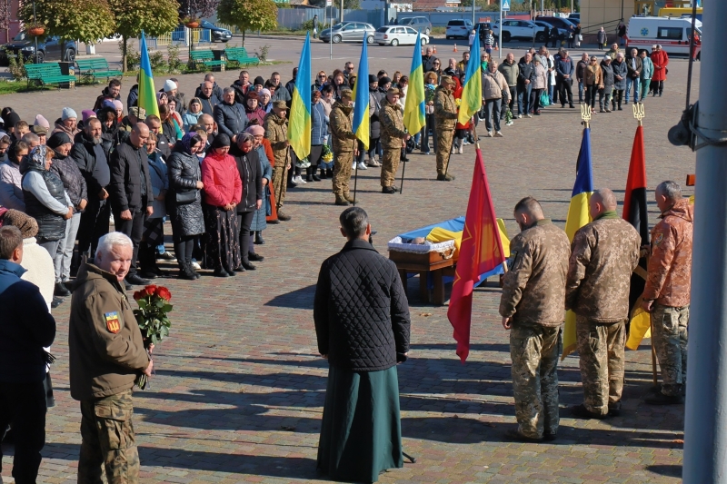 У Сарнах попрощалися з 35-річним воїном Сергієм Боровиком