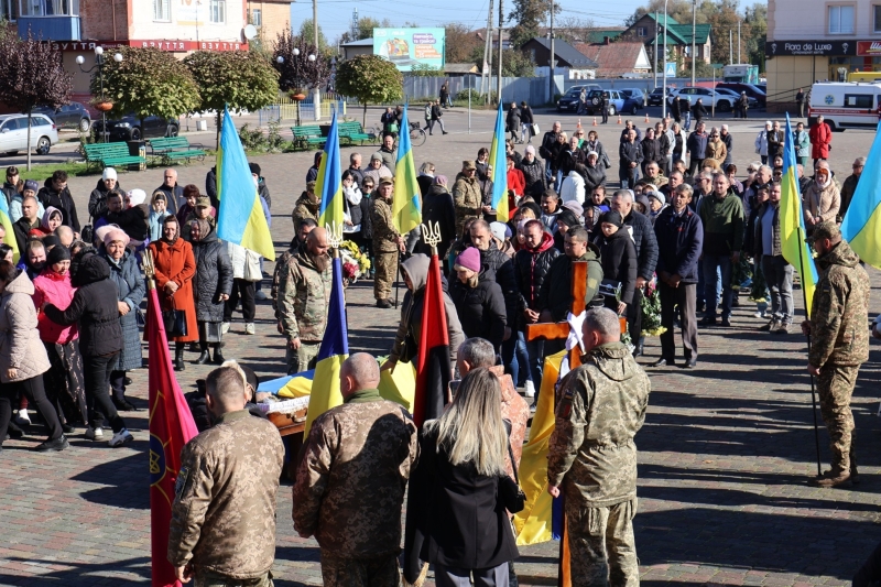 У Сарнах попрощалися з 35-річним воїном Сергієм Боровиком