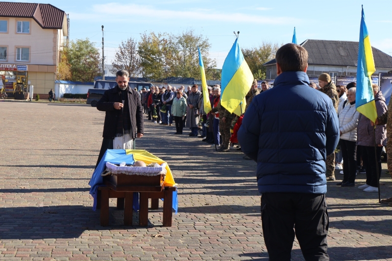 У Сарнах попрощалися з 35-річним воїном Сергієм Боровиком