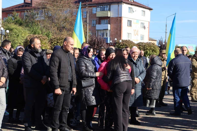 У Сарнах попрощалися з 35-річним воїном Сергієм Боровиком