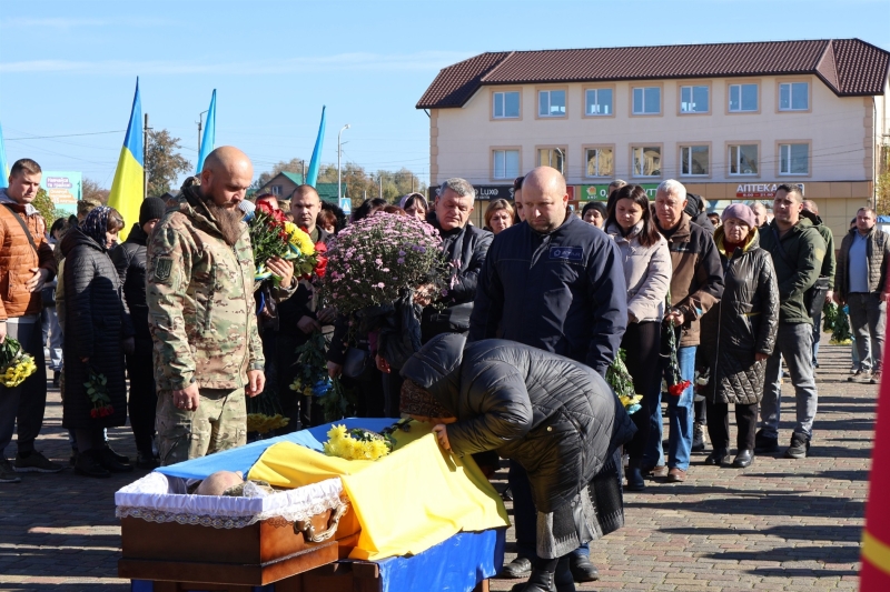 У Сарнах попрощалися з 35-річним воїном Сергієм Боровиком