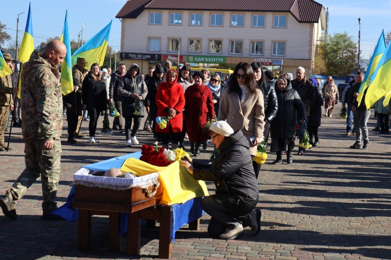 У Сарнах попрощалися з 35-річним воїном Сергієм Боровиком