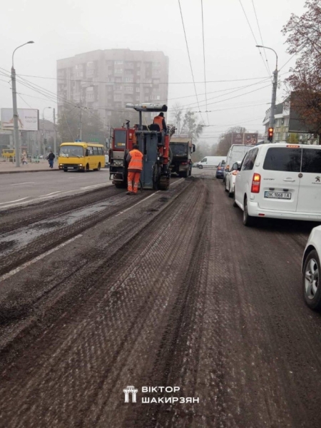 Увага водіям: на важливому перехресті у Рівному працює спецтехніка