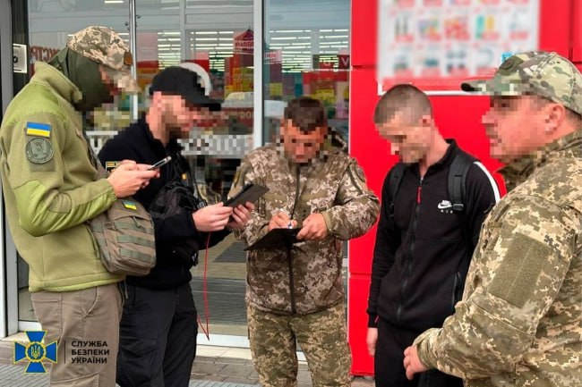 Вихідні без клієнтів. У найбільших торговельних центрах Рівного роздавали повістки