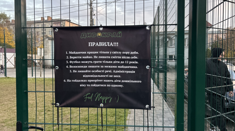 «Зробили, як для себе»: в Сарнах благодійники облаштували дитячий майданчик