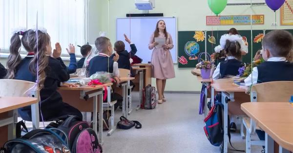 Працівники педагогічної сфери з найнижчими зарплатами отримуватимуть щомісячну доплату